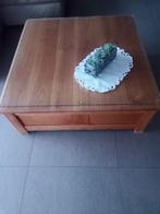 Zware houten salontafel met lades en bovenop een glasplaat, Enlèvement, Comme neuf, Carré, Autres essences de bois
