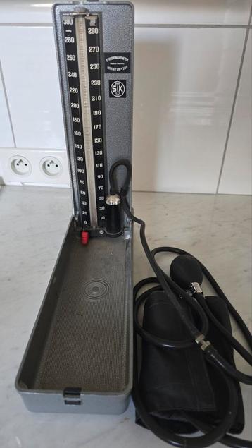Vintage kwikbloeddrukmeter in perfecte staat  beschikbaar voor biedingen