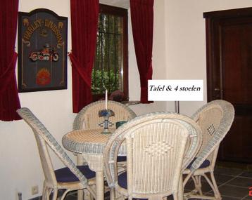Mooie rieten set, ronde tafel & 4 zitstoelen. beschikbaar voor biedingen