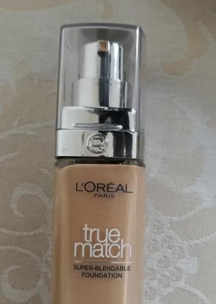 Foundation L'Oréal Paris. Als nieuw., Handtassen en Accessoires, Uiterlijk | Cosmetica en Make-up, Zo goed als nieuw, Make-up