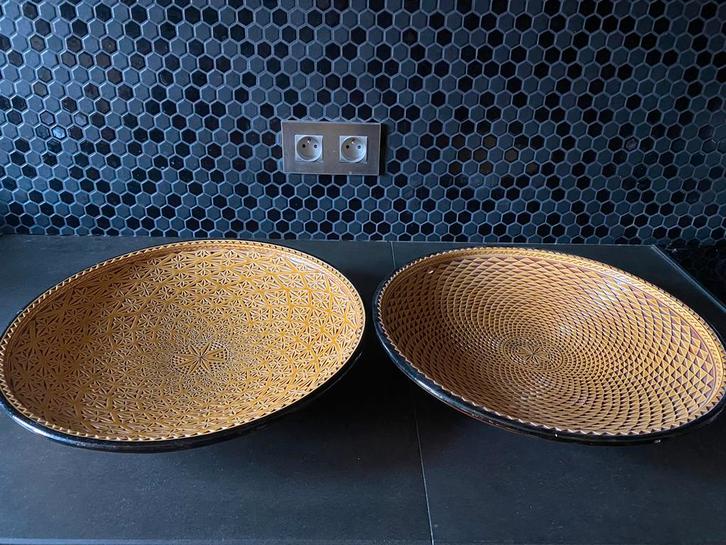 2 grote Marokkaans aardewerk schalen, Antiquités & Art, Antiquités | Céramique & Poterie, Enlèvement