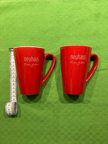 Deux tasses à café, sac, mug, chocolats Neuhaus, rouge