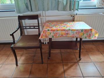 Vintage stoel en wieltafel 43/81cm beschikbaar voor biedingen