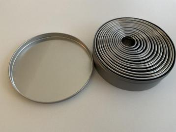 Uitsteek vormen, 14 stuks in metalen blik, nooit gebruikt  beschikbaar voor biedingen