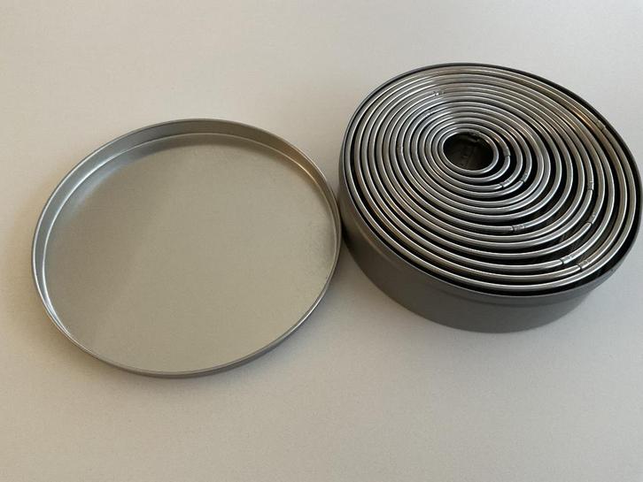 Uitsteek vormen, 14 stuks in metalen blik, nooit gebruikt, Huis en Inrichting, Keuken | Keukenbenodigdheden, Nieuw, Ophalen of Verzenden