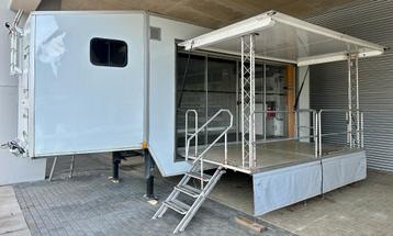 Podium trailer compleet met stroomvoorziening beschikbaar voor biedingen