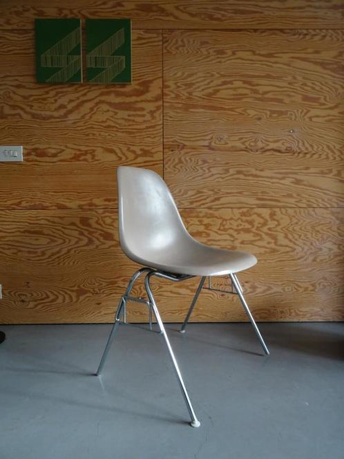 Eames DSS side chair met stacking of H-base greige, Antiek en Kunst, Antiek | Meubels | Stoelen en Sofa's, Ophalen