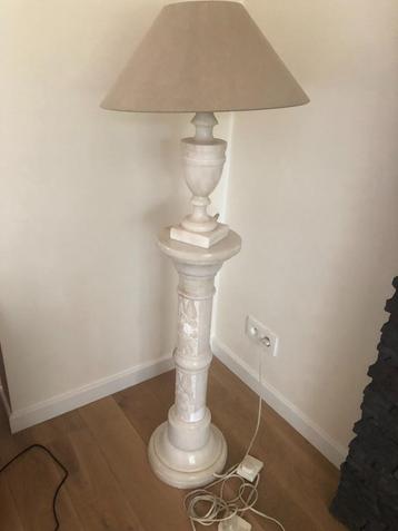 Colonne et lampe en albâtre beschikbaar voor biedingen