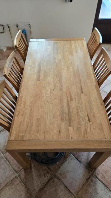 Keuken/eettafel en zes stoelen beschikbaar voor biedingen