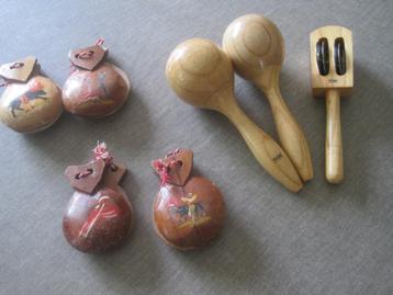 ensemble d'instruments de musique, castagnettes, maracas