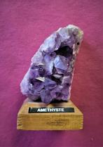 Amethist op houten sokkel, Handtassen en Accessoires, Edelstenen, Verzenden, Zo goed als nieuw