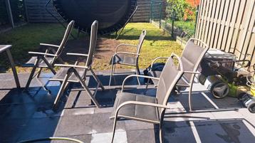 Tuinstoelen en tafel  beschikbaar voor biedingen
