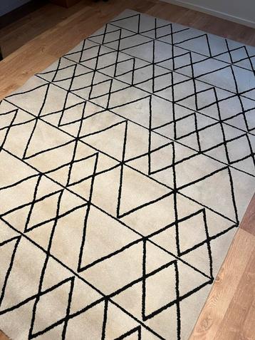 Tapijt 4m/2m geometrisch patroon gebroken wit en zwart beschikbaar voor biedingen