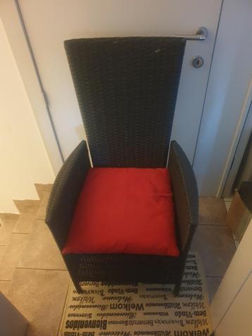 Jolie chaise avec dossier réglable + oreiller à vendre ! 