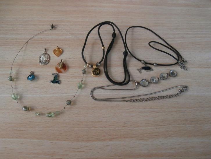 lotje hangers en kettingen (fantasie) (4), Handtassen en Accessoires, Kettingen, Zo goed als nieuw, Zwart, Met hanger, Ophalen of Verzenden