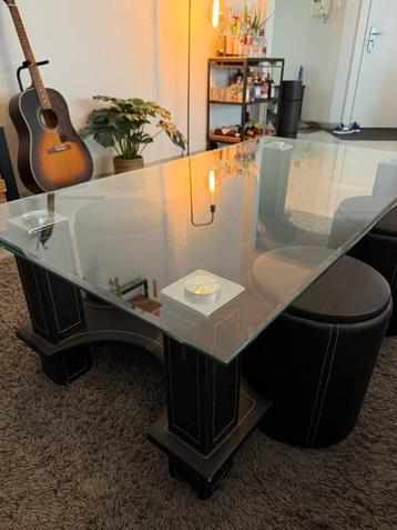 Mooie Salontafel met Glazen Blad & Poefjes beschikbaar voor biedingen
