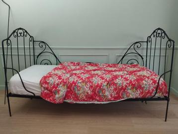 vintage smeedijzeren bed beschikbaar voor biedingen
