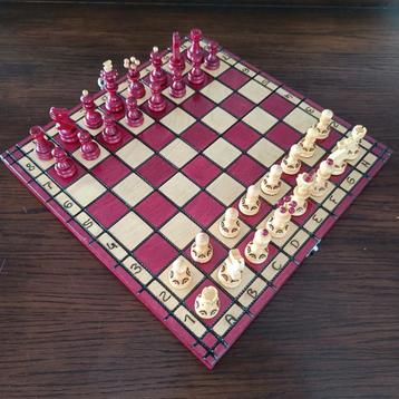 Houten schaakspel wit/rood.