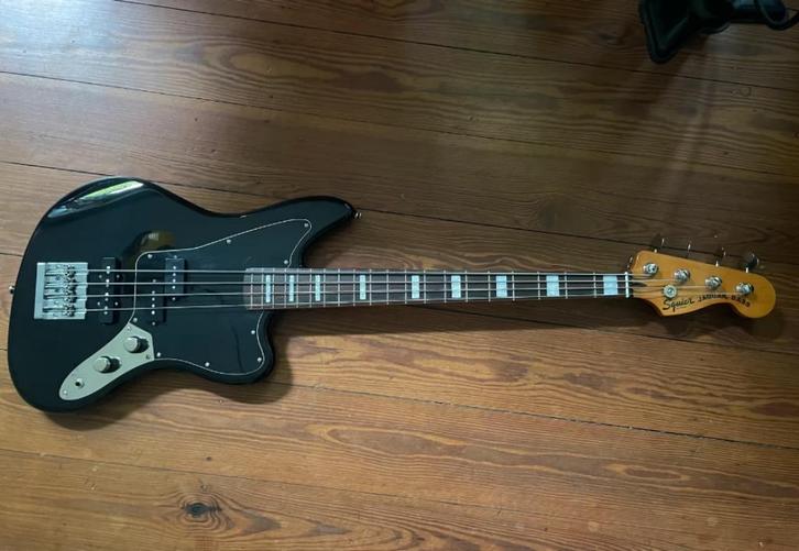 Squier Classic Vibe Jaguar Bass PJ, geüpgraded, medium, Muziek en Instrumenten, Snaarinstrumenten | Gitaren | Bas, Zo goed als nieuw