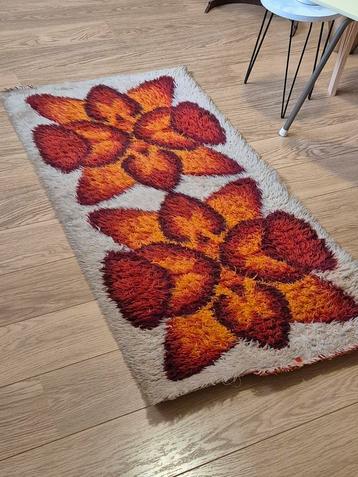 Vintage seventies tapijt 68 x 132 cm  beschikbaar voor biedingen