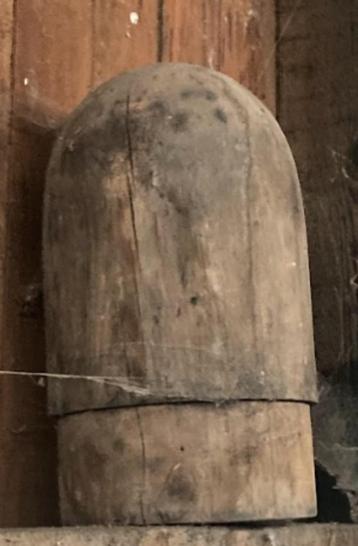 Oude houten hoedenmallen – antiek atelierstuk beschikbaar voor biedingen