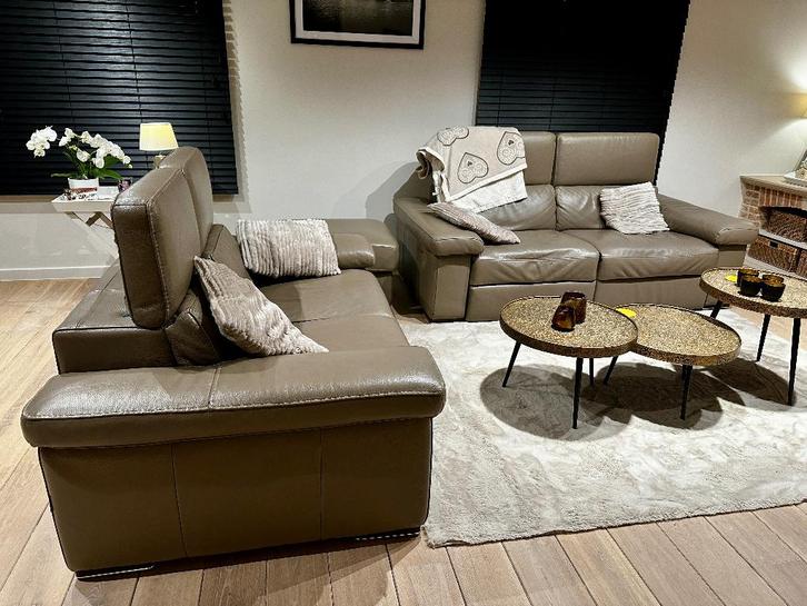 Lederen salon (2-zit, 3-zit en poef) taupe kleur, Huis en Inrichting, Zetels | Complete zithoeken, Gebruikt, Leer, Ophalen