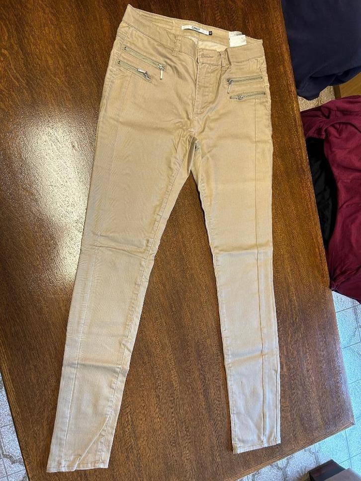 Nieuwe Damesbroek Only- maat M, Kleding | Dames, Broeken en Pantalons, Nieuw, Maat 38/40 (M), Beige, Ophalen of Verzenden