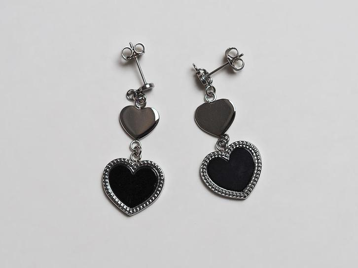 Oorbellen + ketting hartjes edelstaal en zwarte onyx, Bijoux, Sacs & Beauté, Boucles d'oreilles, Comme neuf, Pendantes, Autres matériaux