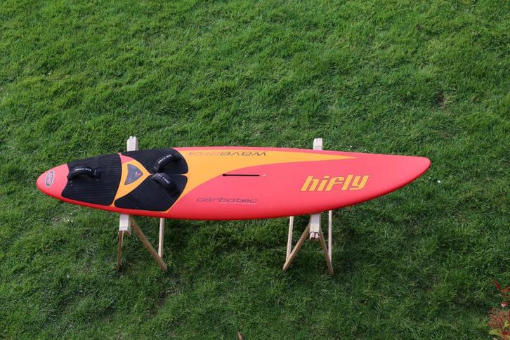 Planche à voile Hifly 85 litres, Sports nautiques & Bateaux, Planche à voile, Comme neuf, Planche, 250 à 300 cm, Avec aileron(s)