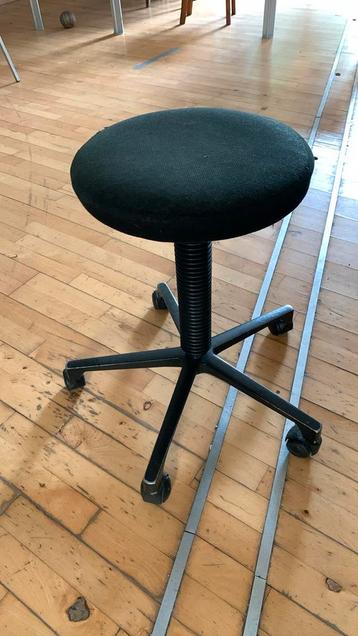 Bureaustoel zonder leuningen- kruk op wieltjes beschikbaar voor biedingen
