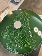 Nieuwe Staub braadpan 24 cm Pine Tree in de kleur Basilicum, Huis en Inrichting, Gietijzer, Nieuw, Ophalen of Verzenden, Keramische plaat