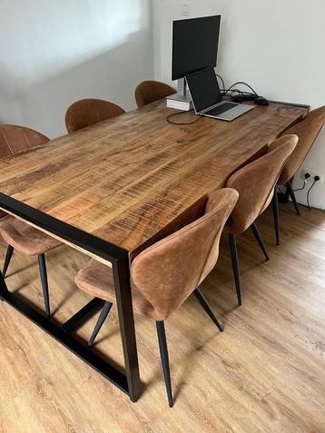 Tafel mangohout met 6 stoelen (Deba) beschikbaar voor biedingen