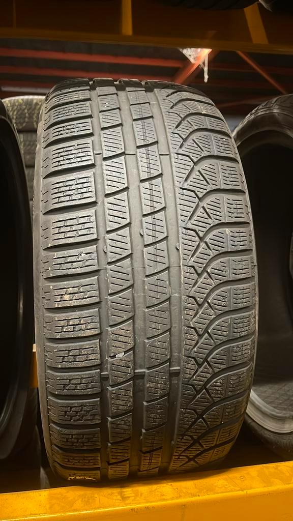 235/40/19 Pirelli Winter, Auto diversen, Autosport-onderdelen, Gebruikt, Ophalen