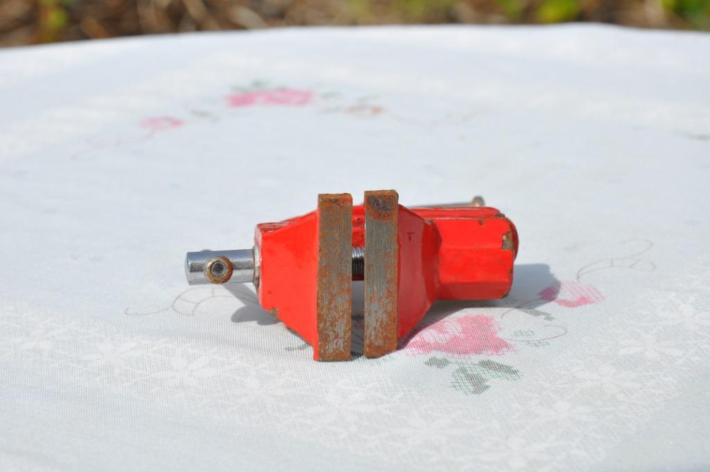 §  etau rouge d'etabli machoire de 5 cm, Enlèvement ou Envoi, Utilisé, Étau