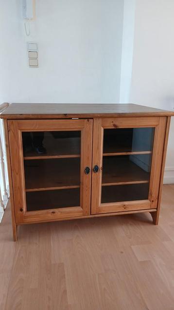 Leiksvik Ikea houten dressoir met glazen deuren beschikbaar voor biedingen