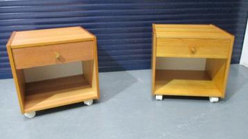 Twee nachtkastjes op wieltjes 15€ PER STUK beschikbaar voor biedingen