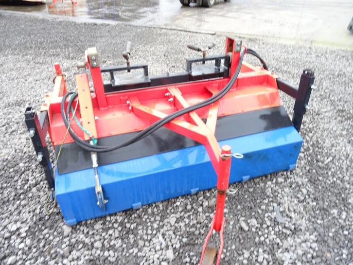 VEEGBORSTEL VOOR KNIKLADER MET OPVANGBAK, Zakelijke goederen, Landbouw | Werktuigen, Ophalen