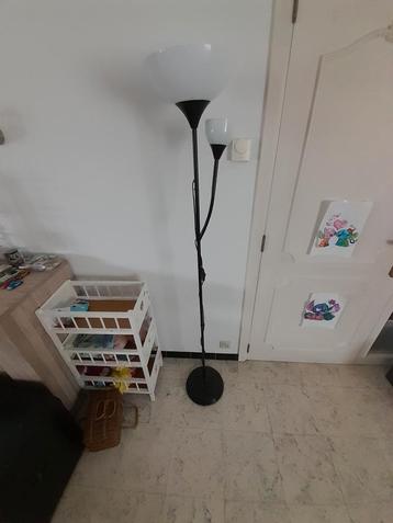 Staande lamp vanuit de ikea model zwart en 2 lampjes  disponible aux enchères