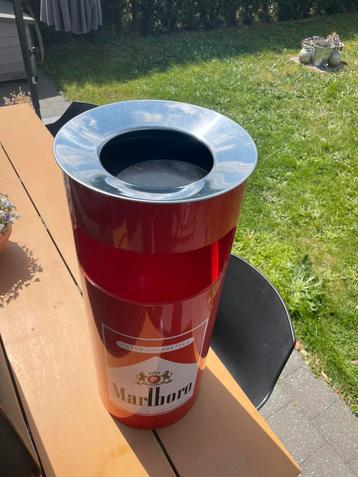 Lange metalen staan asbak Marlboro, Enlèvement