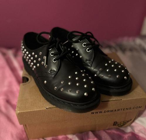 Derby's met studs, Dr. Martens., Kleding | Dames, Schoenen, Zo goed als nieuw, Schoenen met lage hakken, Zwart, Ophalen of Verzenden
