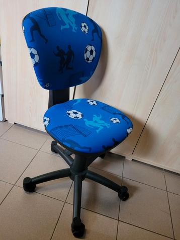 Bureaustoel voor de studerende voetballer beschikbaar voor biedingen