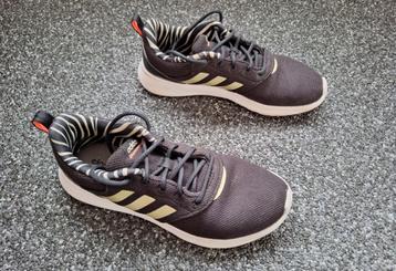 Sportschoenen Adidas beschikbaar voor biedingen
