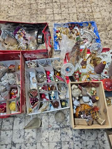 Grote set vintage en moderne kerstversieringen beschikbaar voor biedingen