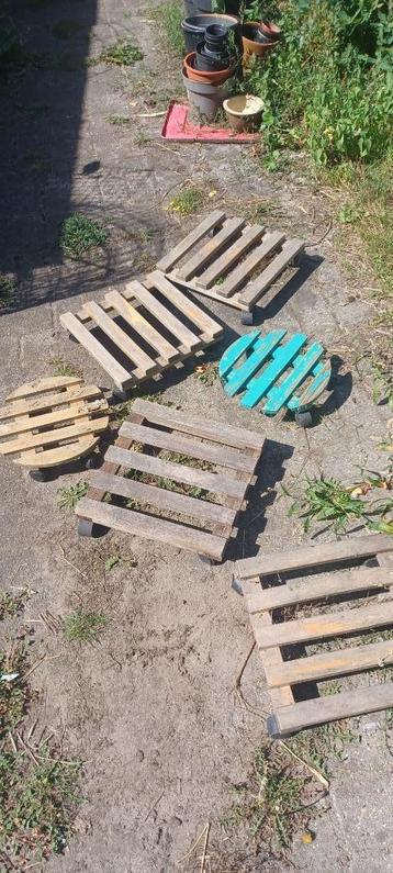 Planten trolleys in hout beschikbaar voor biedingen