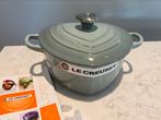 Nieuwe Le Creuset hartjespan 20 cm Sea Salt, Gietijzer, Nieuw, Ophalen of Verzenden, Keramische plaat