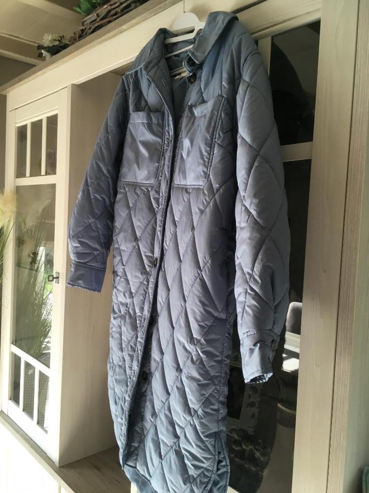 Nieuwe lange lichtblauwe regenjas, Kleding | Dames, Jassen | Winter, Nieuw, Maat 38/40 (M), Blauw, Ophalen of Verzenden