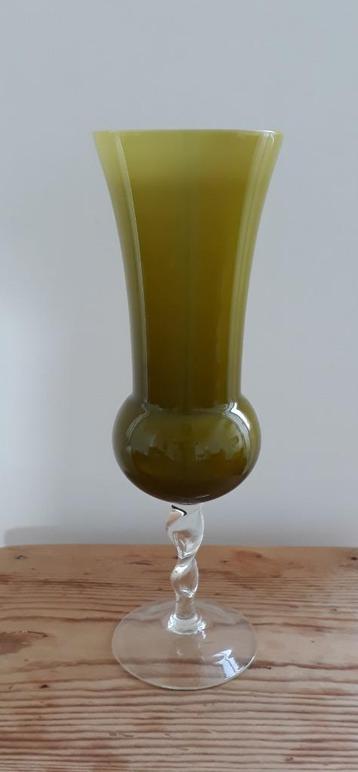 Kaki groene opaline staande vaas beschikbaar voor biedingen