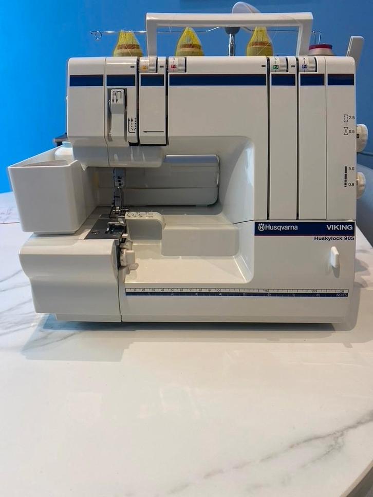 Naaimachine, Hobby en Vrije tijd, Naaimachines en Toebehoren, Zo goed als nieuw, Lockmachine, Husqvarna, Ophalen