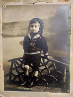 Photo d'un enfant en costume de marin (grande !), Collections, Photos & Gravures, Photo, Enfant, Avant 1940, Enlèvement ou Envoi