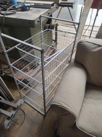 kast met mand beschikbaar voor biedingen